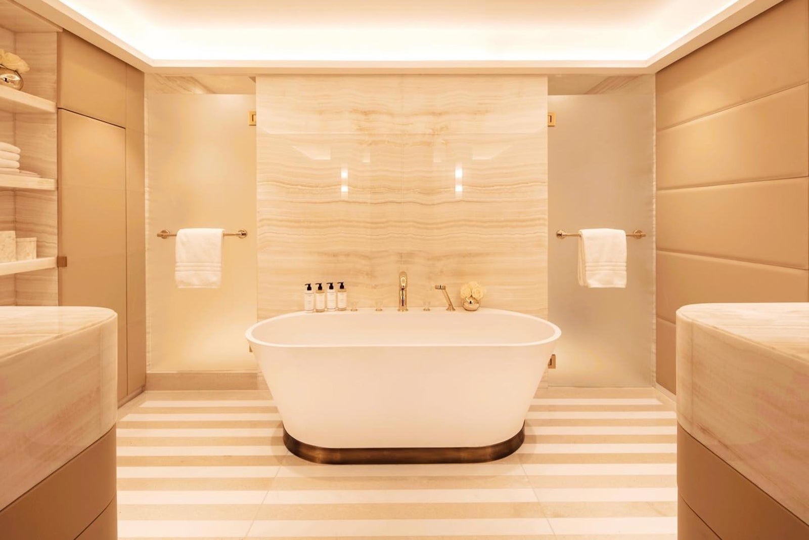 Four Seasons Hotel London at Park Lane room bathroom