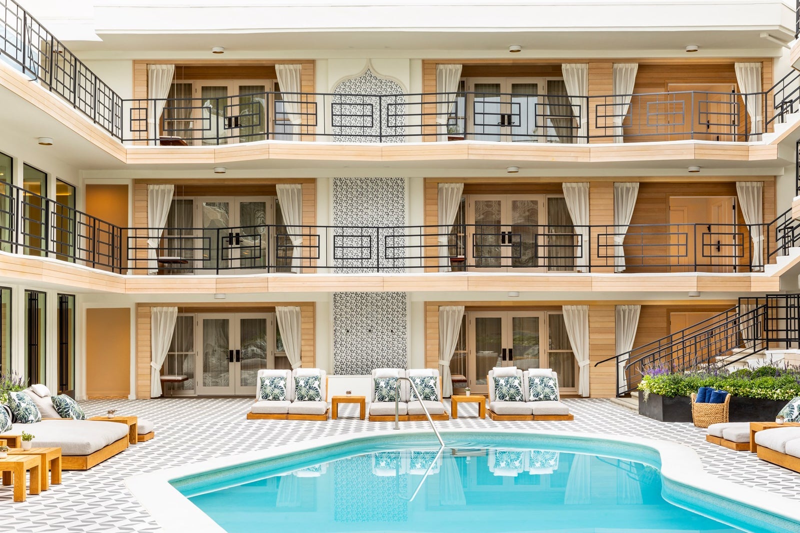 Oceana Santa Monica, LXR Hotels & Resorts pool and exterior