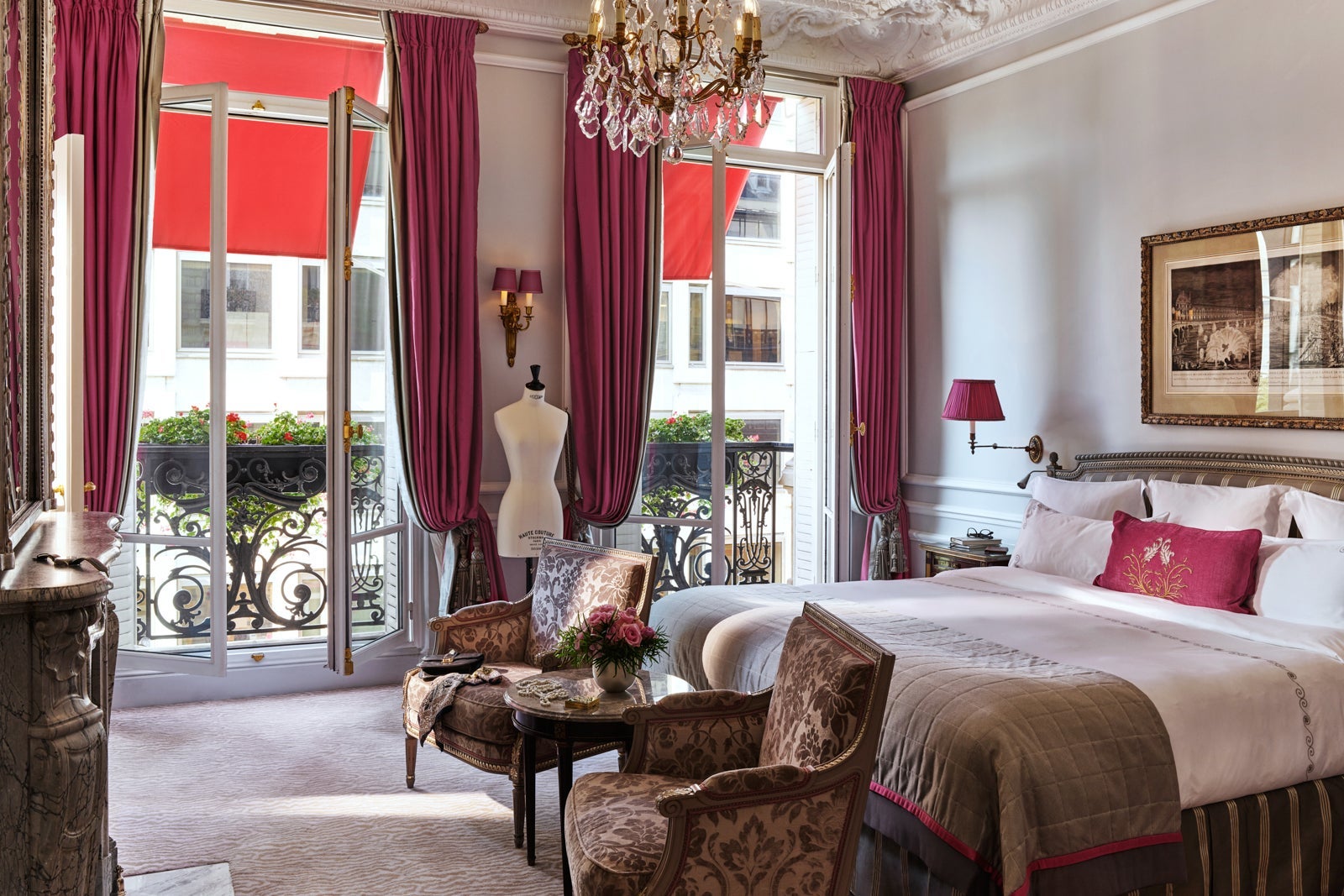 Hôtel Plaza Athénée guest room.