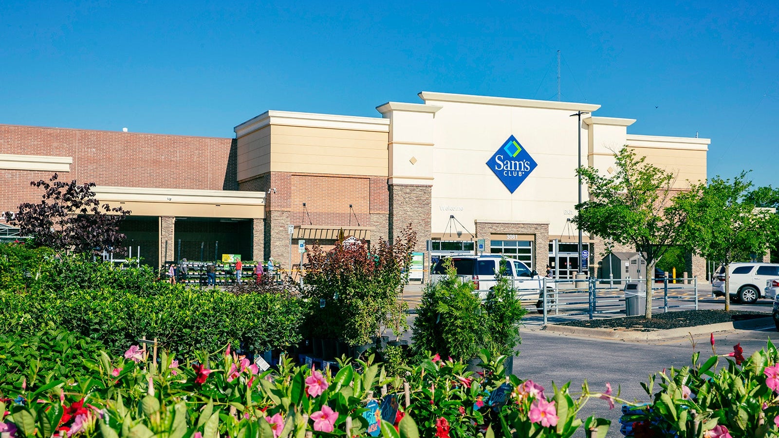 Associates and shoppers with mask and gloves during the COVID-19 outbreak at Sam’s Club on May18, 2020 in Fayetteville, Arkansas.