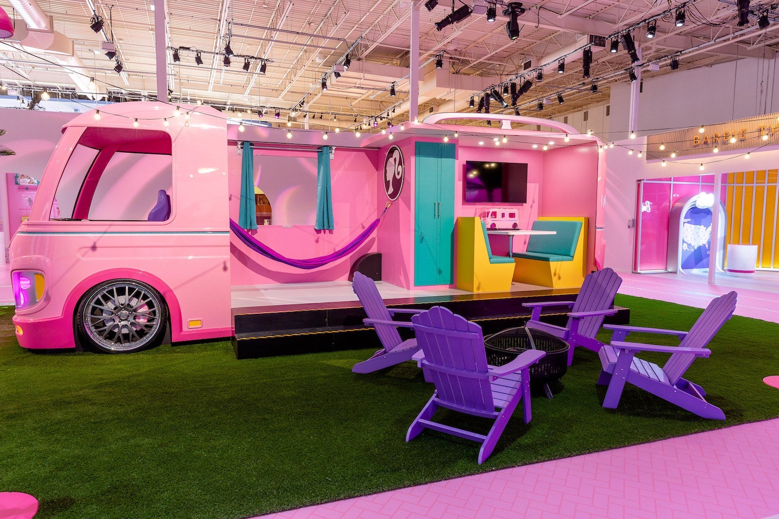 World-of-Barbie-LA-Camper-Van-