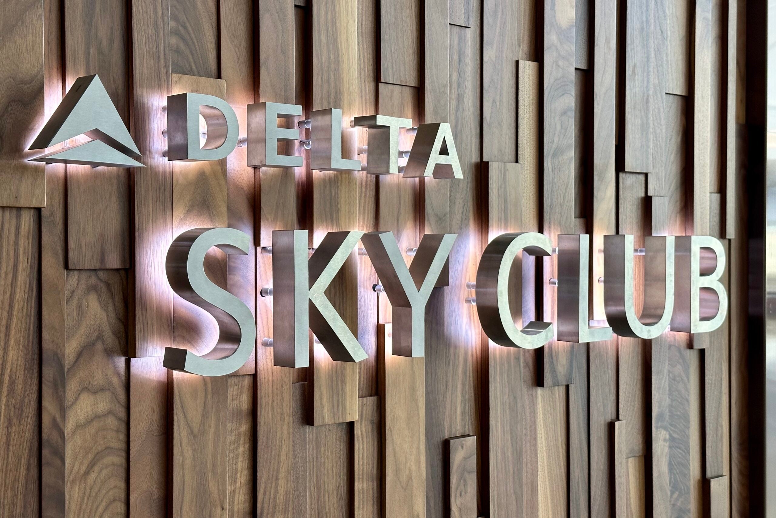 Delta Sky Club sign