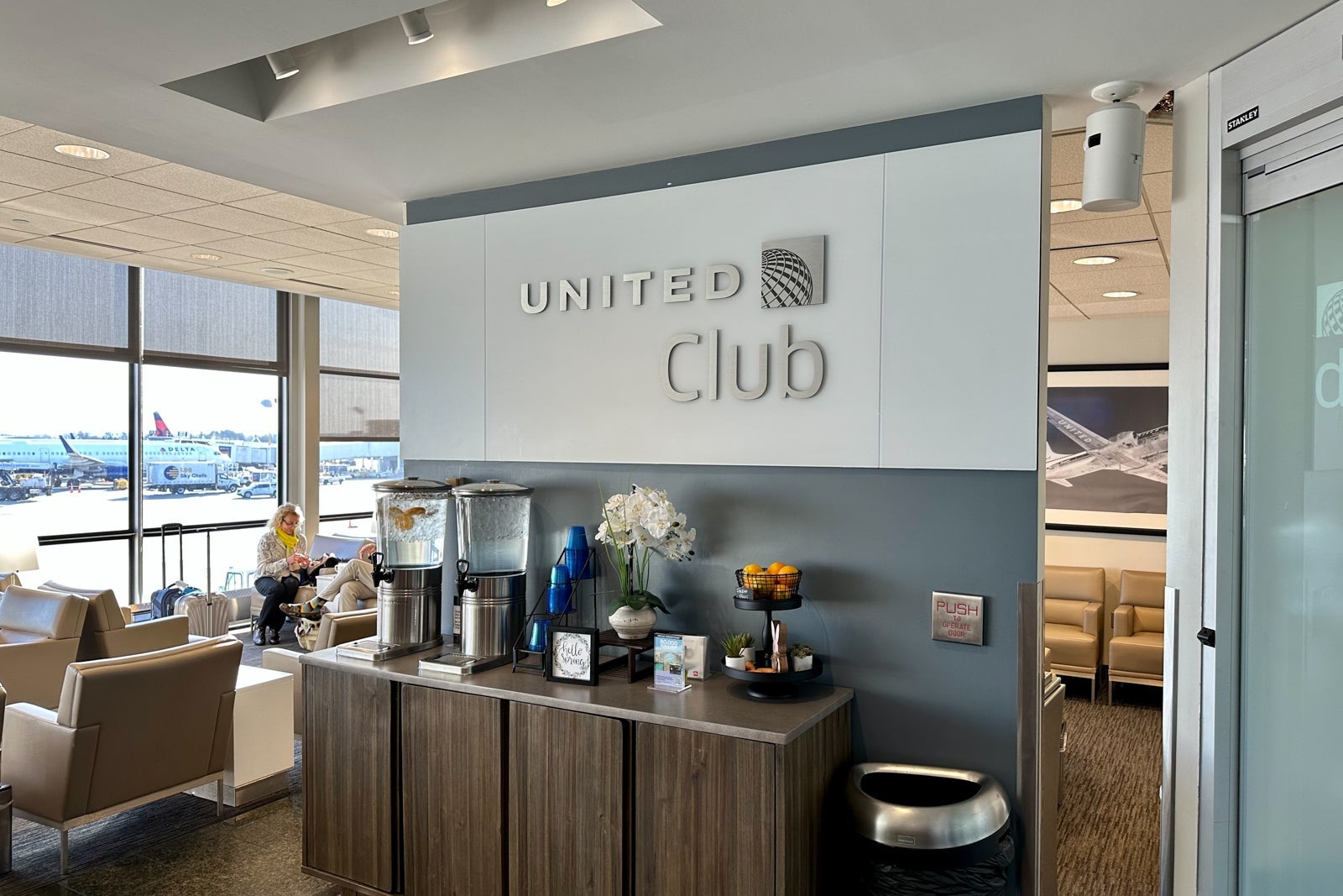 United Club lounge sign