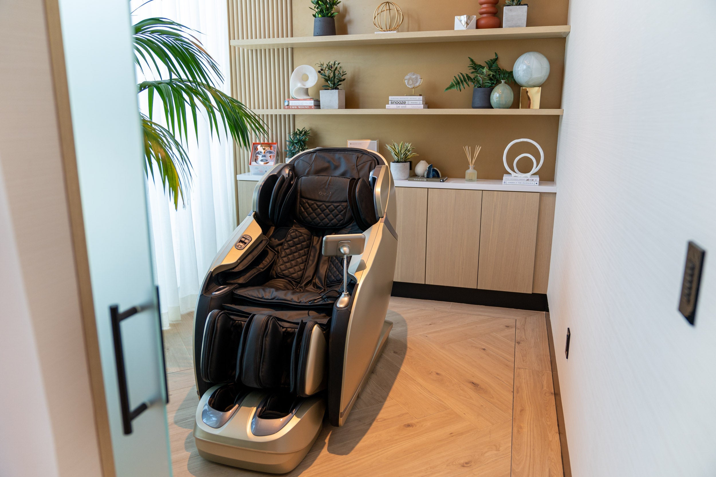 Boston Chase Sapphire Lounge massage chair