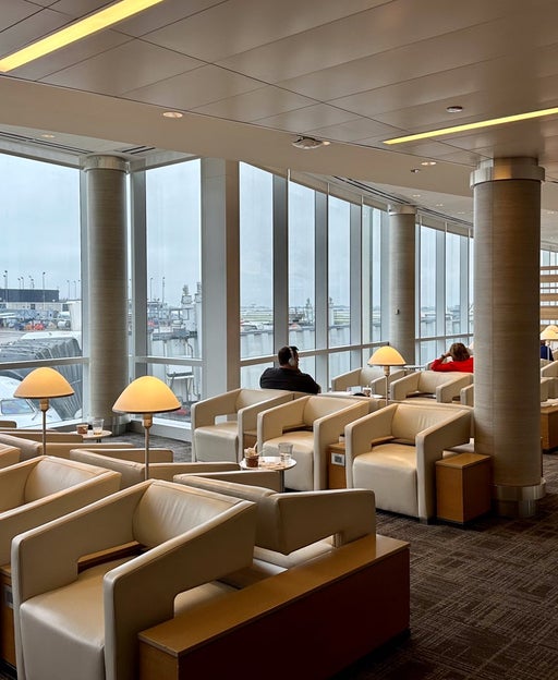 3 reasons why this is the best card for Admirals Club lounge access