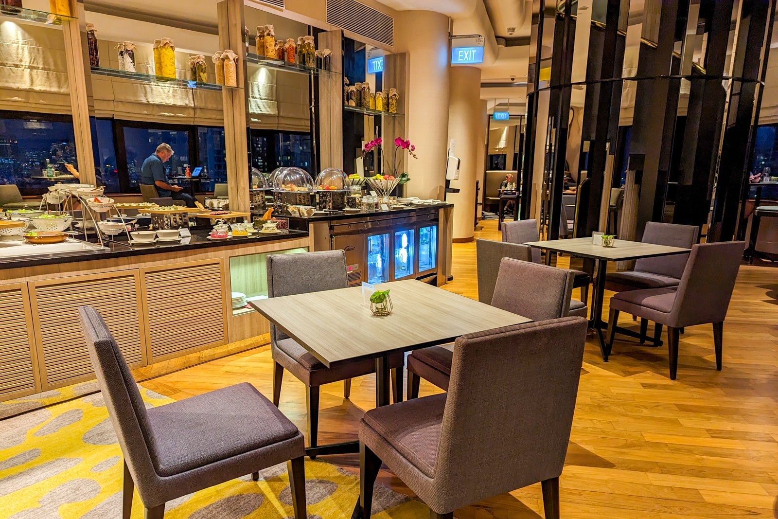 Executive Lounge at the Holiday Inn Singapore Atrium