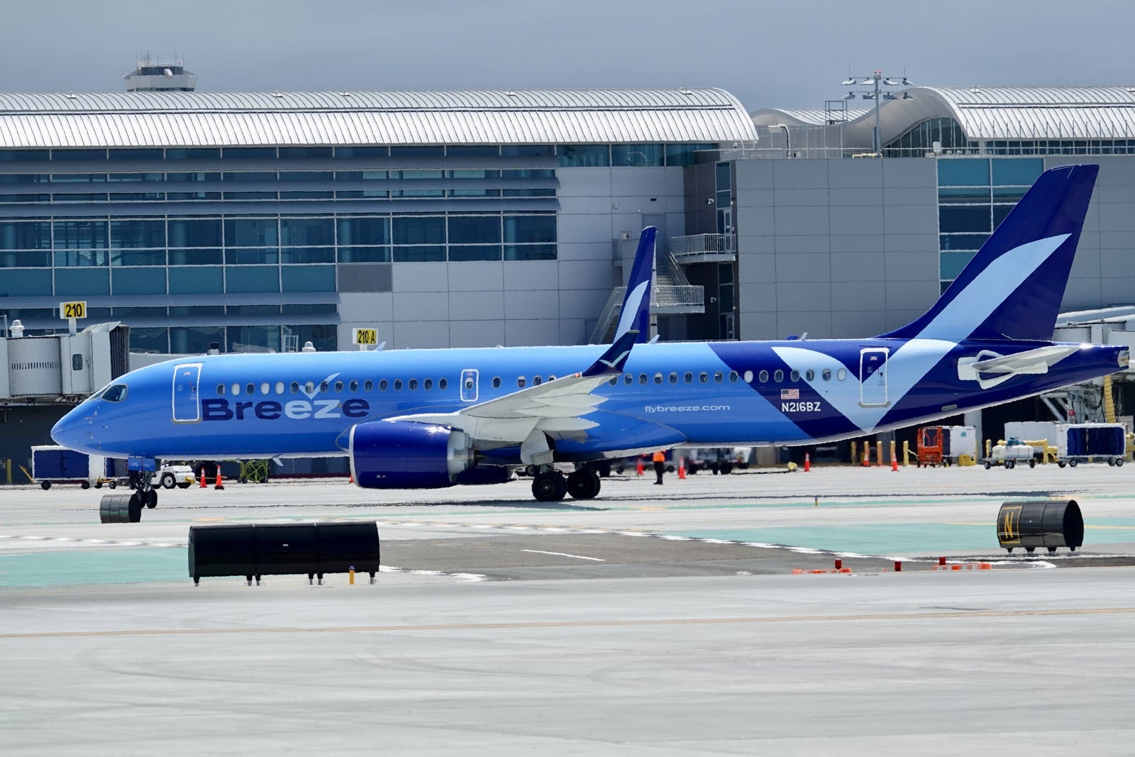 Breeze Airways Airbus A220-300