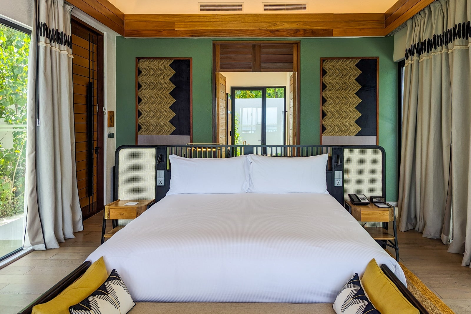 Hilton Maldives Amingiri beach villa bed
