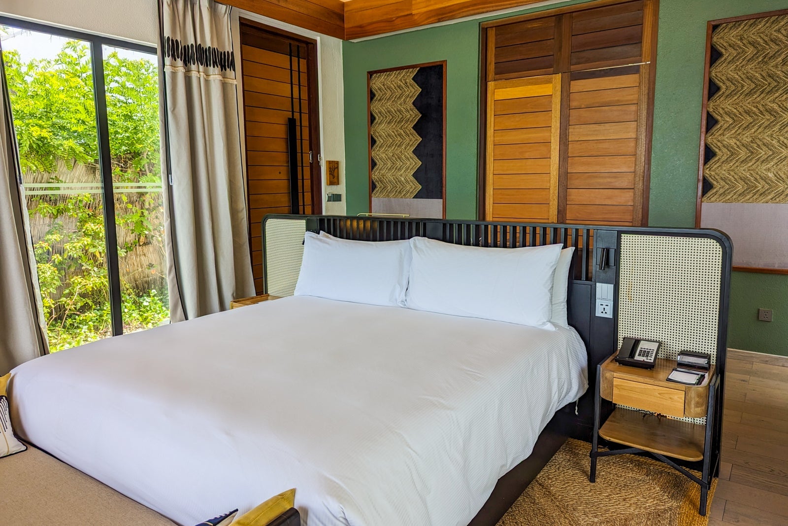 Hilton Maldives Amingiri beach villa bed
