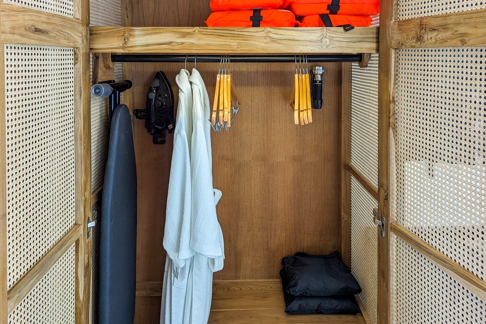 Hilton Maldives Amingiri closet