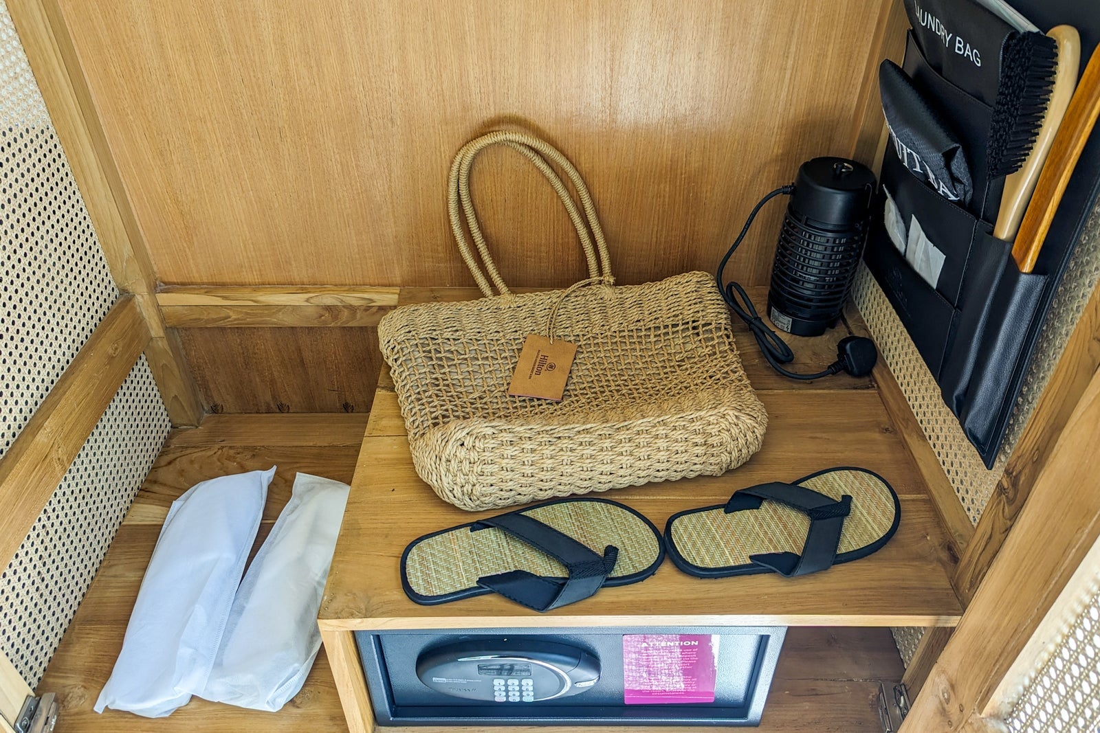 Hilton Maldives Amingiri closet