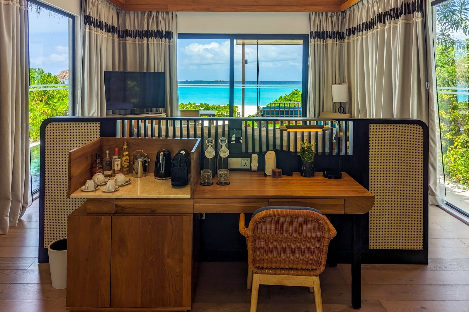 Hilton Maldives Amingiri desk