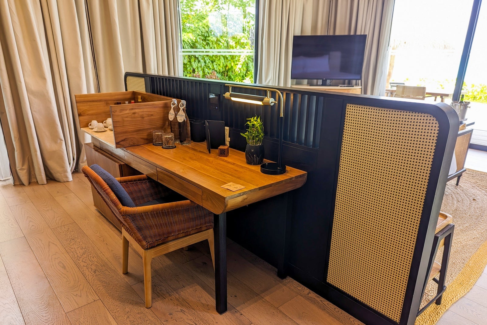 Hilton Maldives Amingiri desk