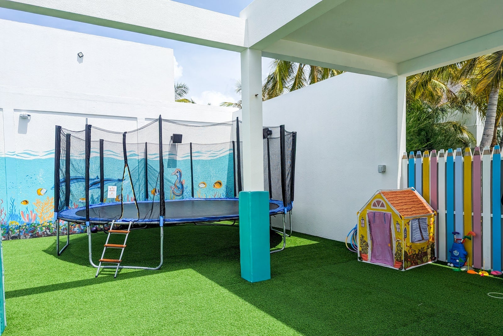 Hilton Maldives Amingiri kid's club