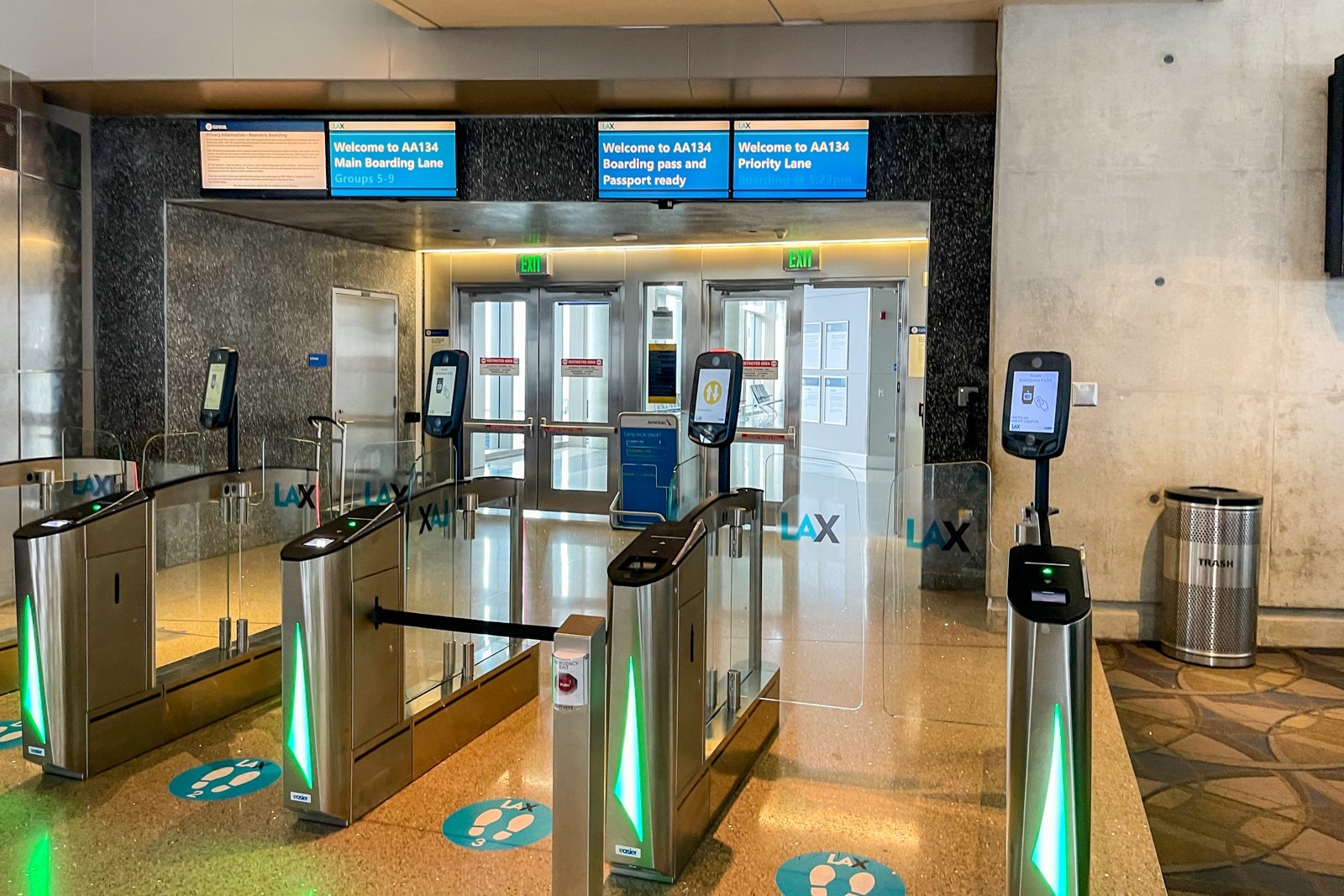 American Airlines boarding lanes