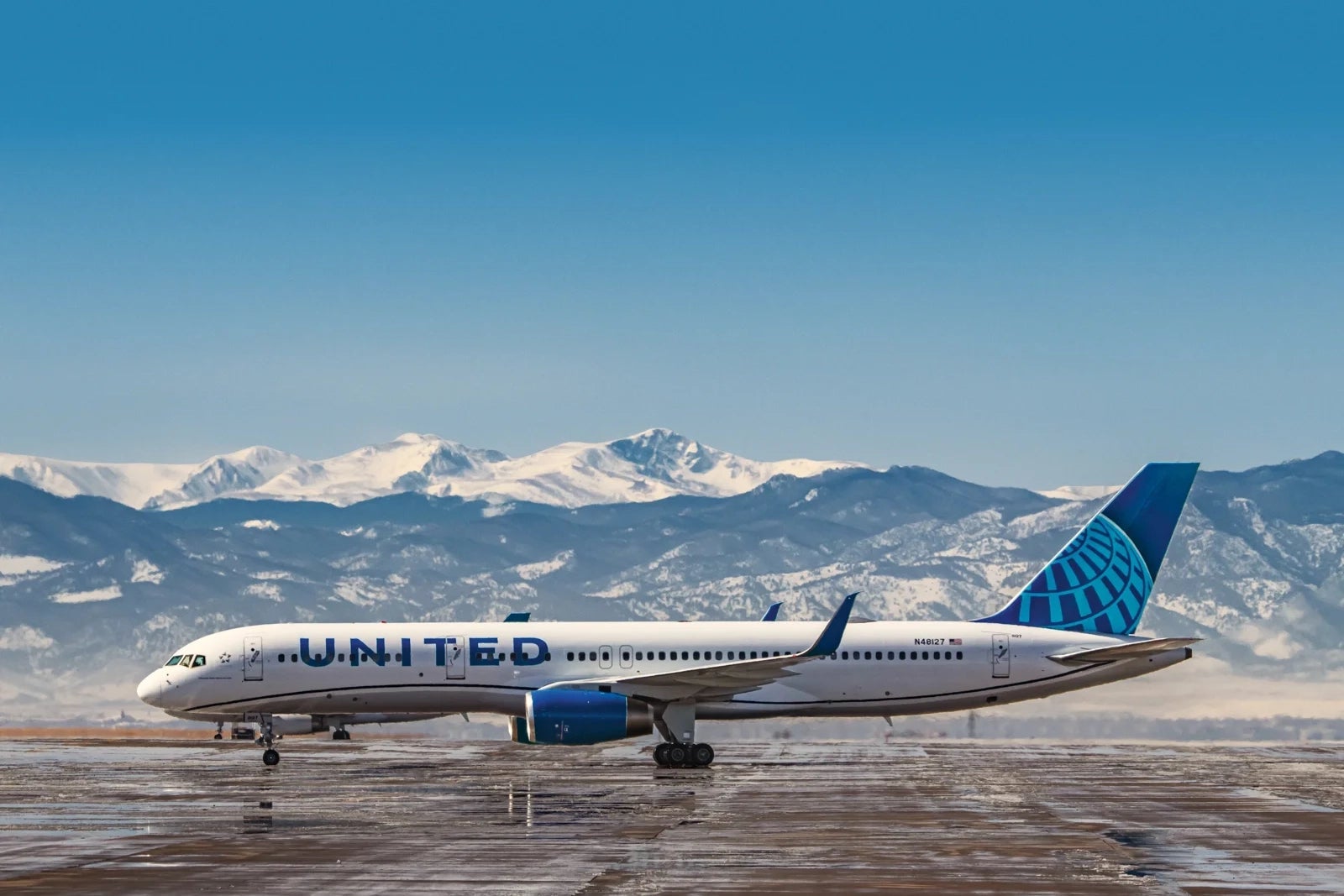 United plane taxing