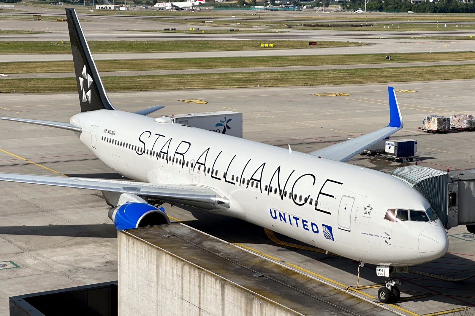 United jet at the gate