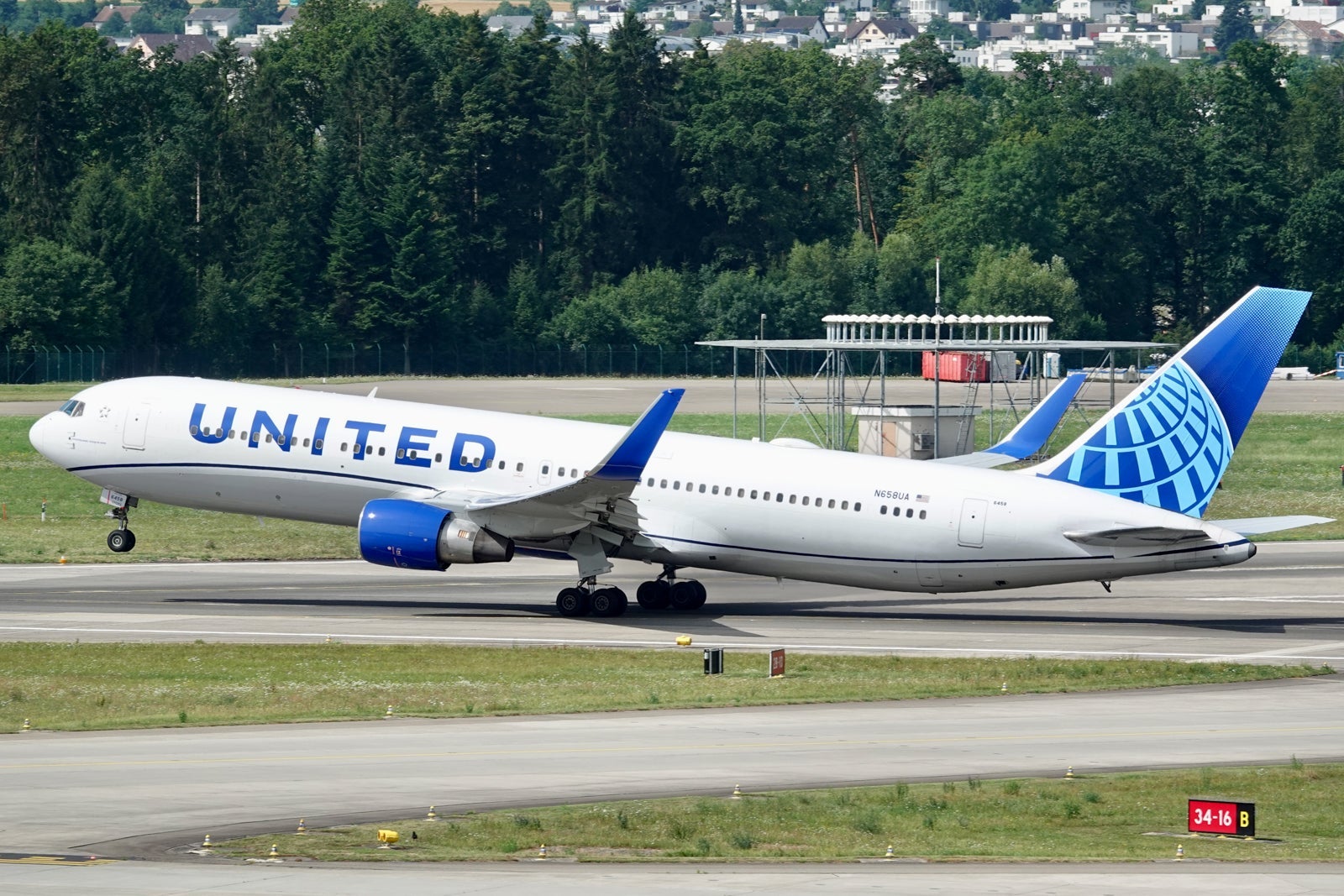 United plane taking off