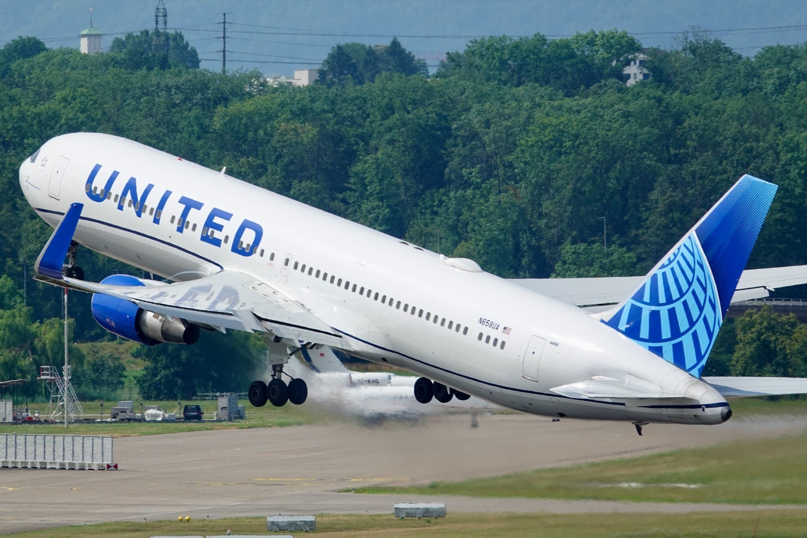United plane taking off