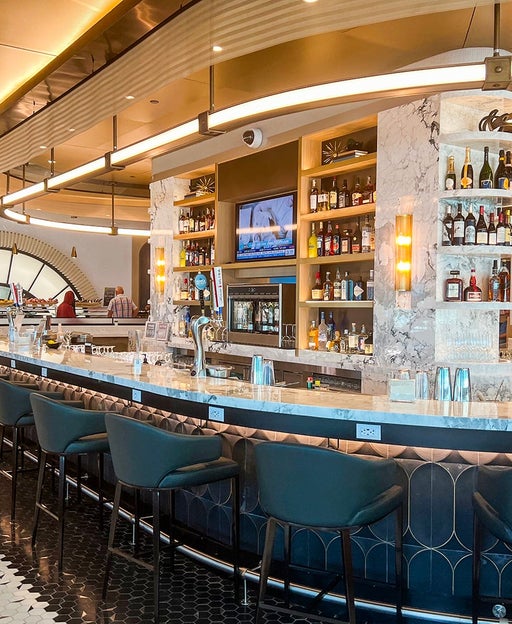 New Delta SkyClub t JFK. CLINT HENDERSON/THE POINTS GUY