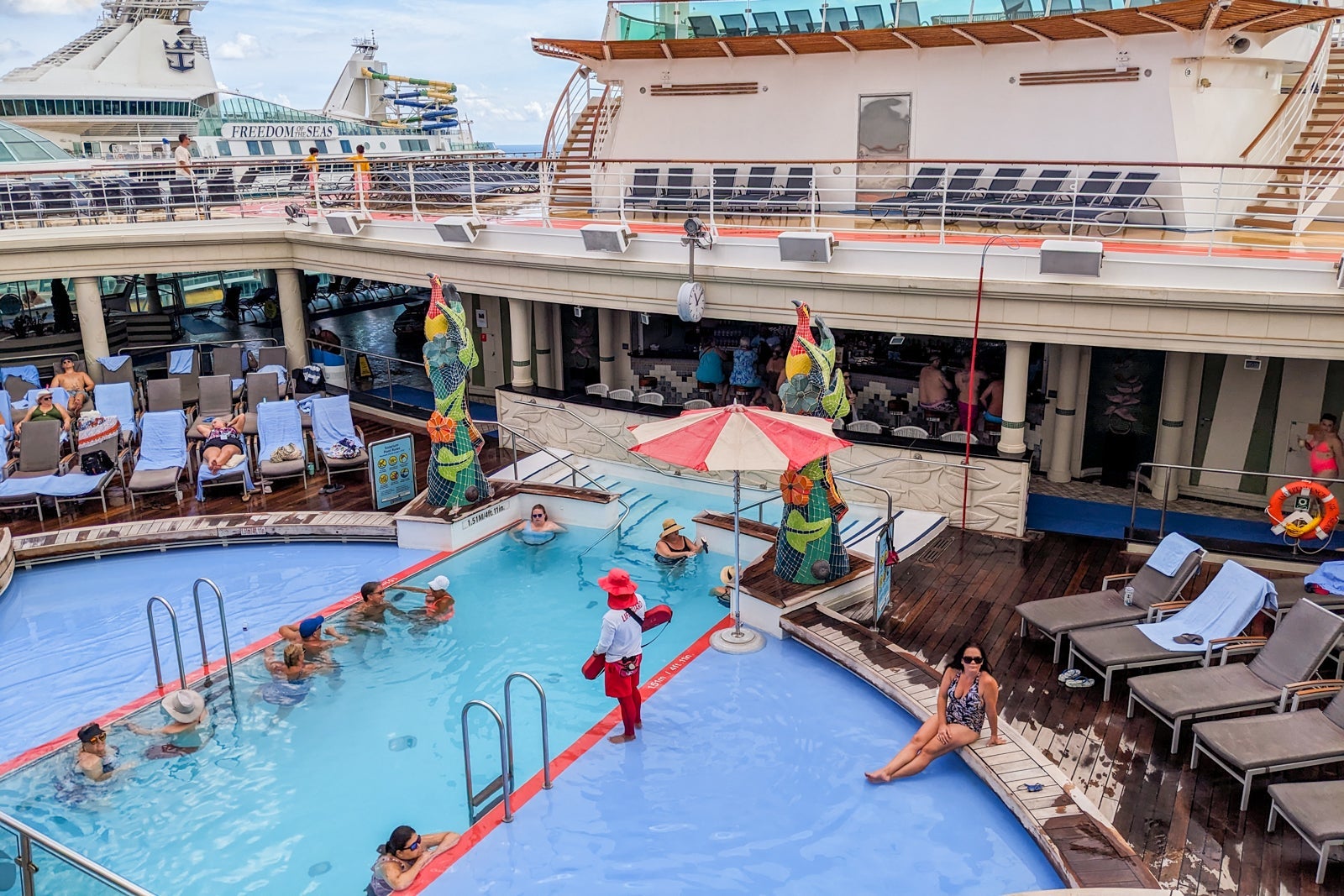 Solarium pool and bar.