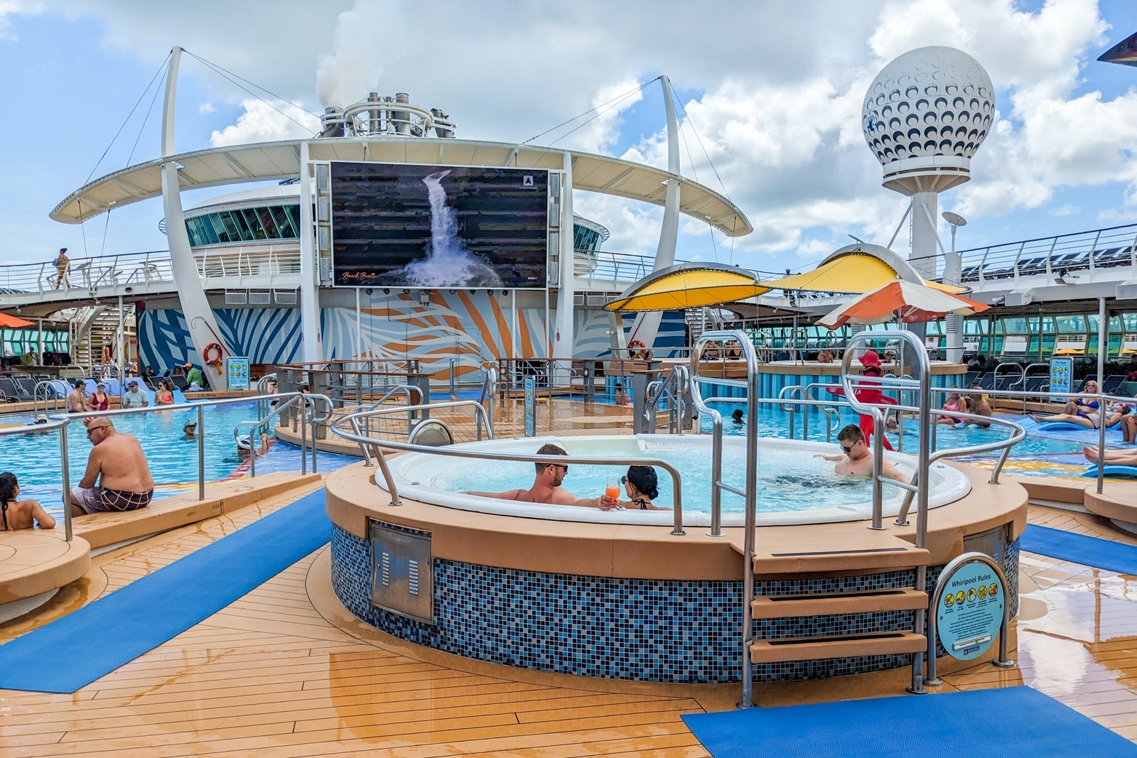 Independence of the Seas pool deck.