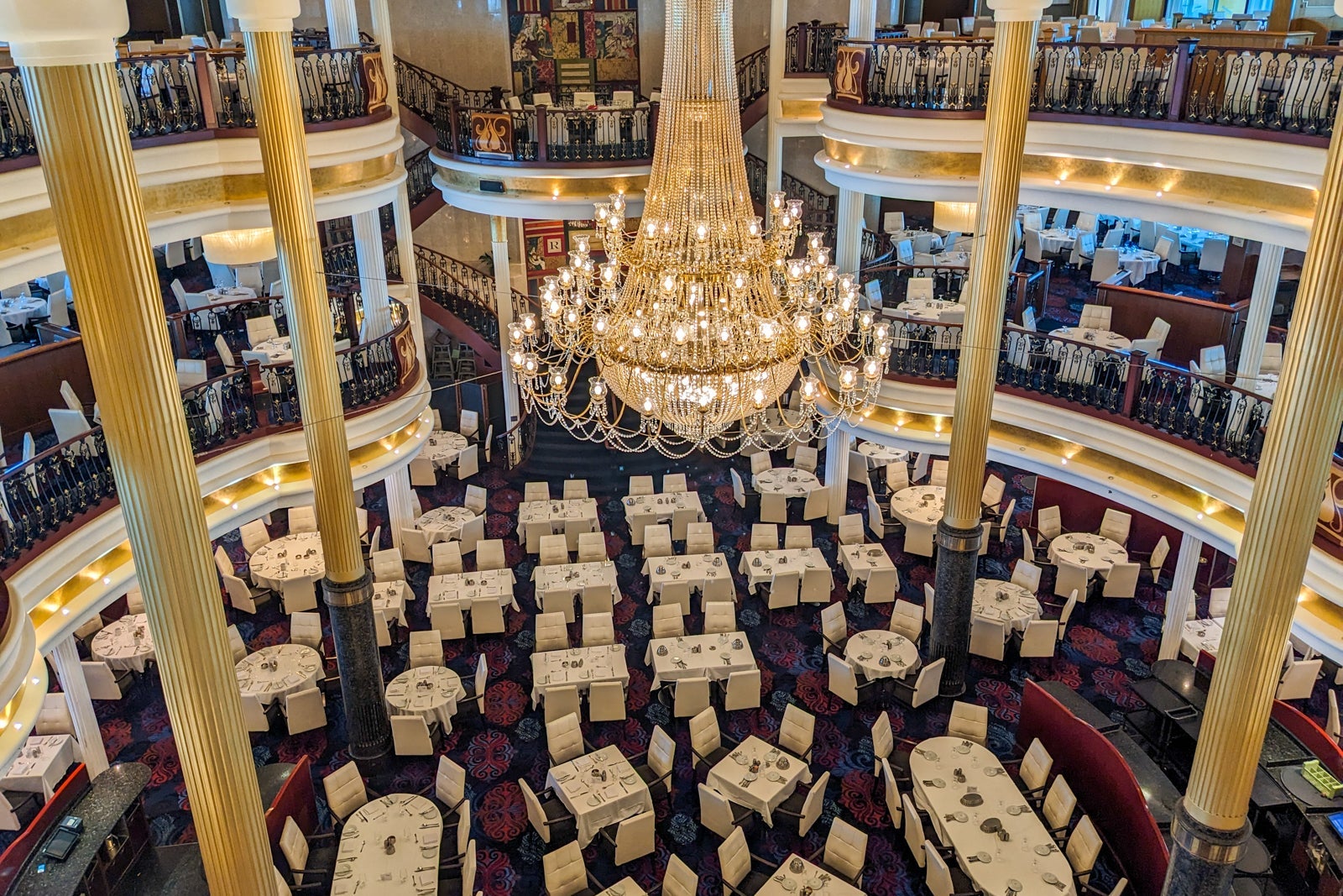 Main dining room on Independence of the Seas.