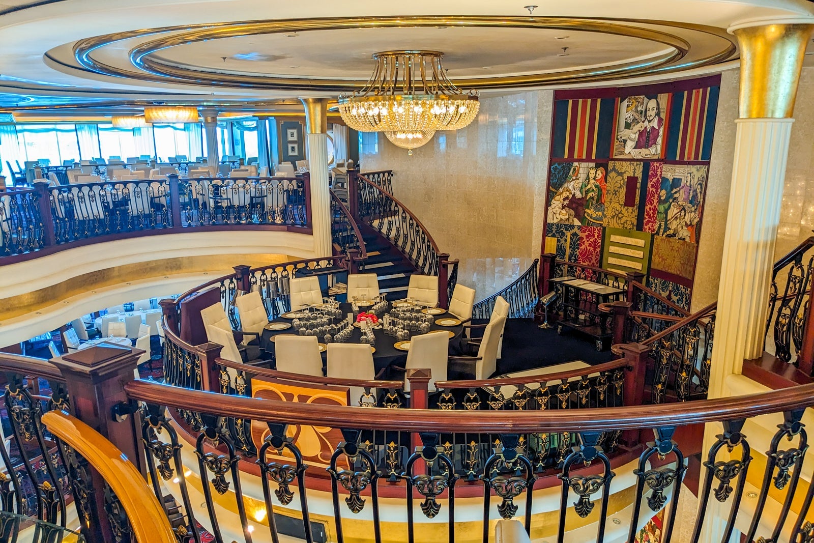 Main dining room on Independence of the Seas.