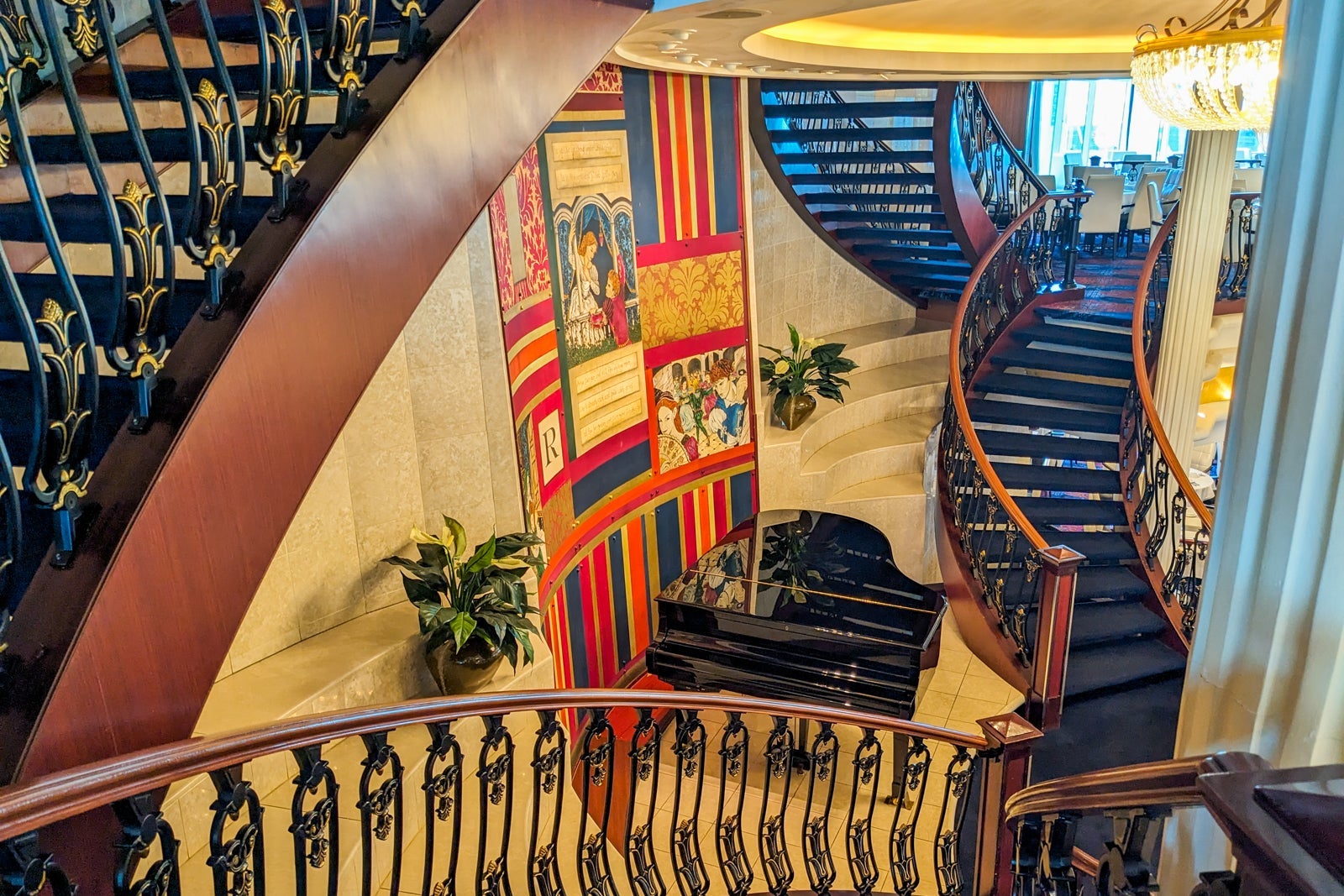 Main dining room on Independence of the Seas.