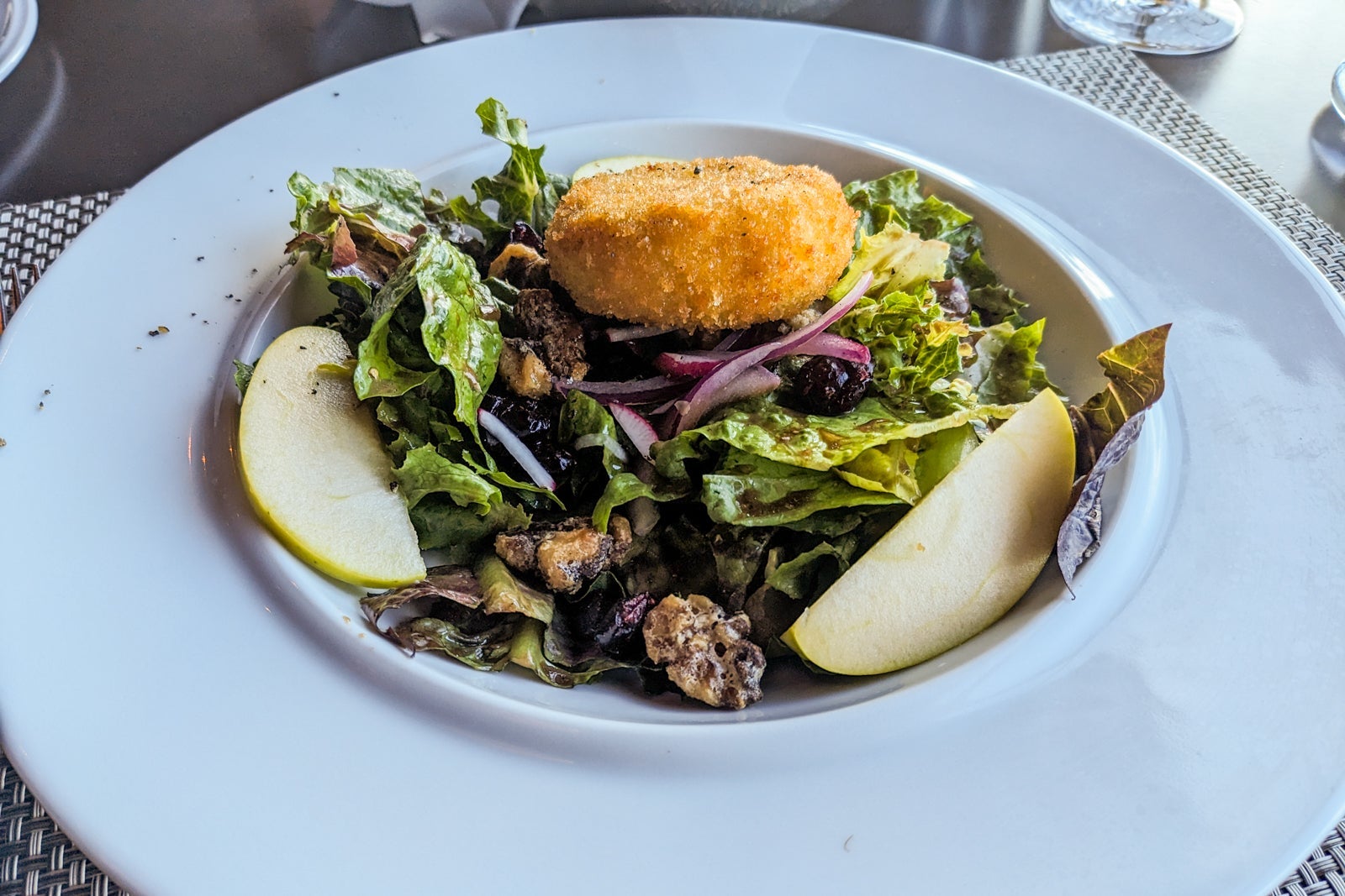 Salad with pears and cheese