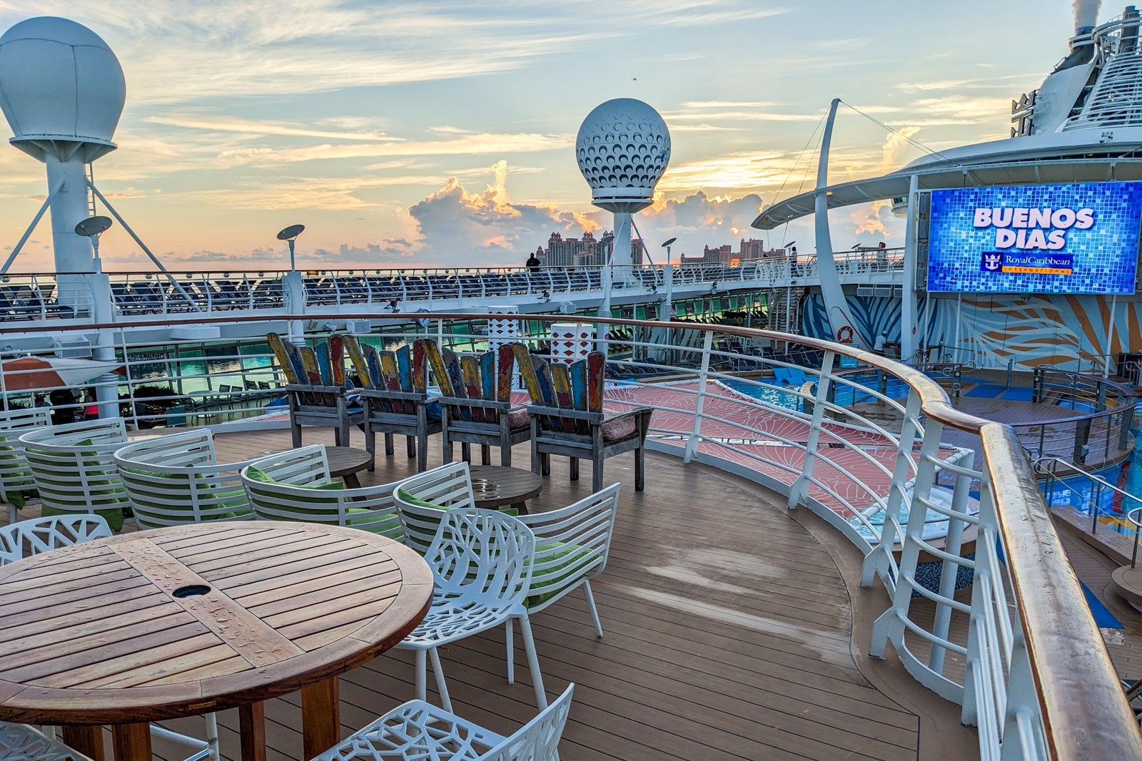 Independence of the Seas pool deck.