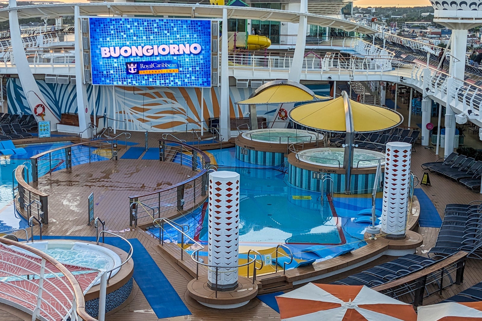 Independence of the Seas pool deck.