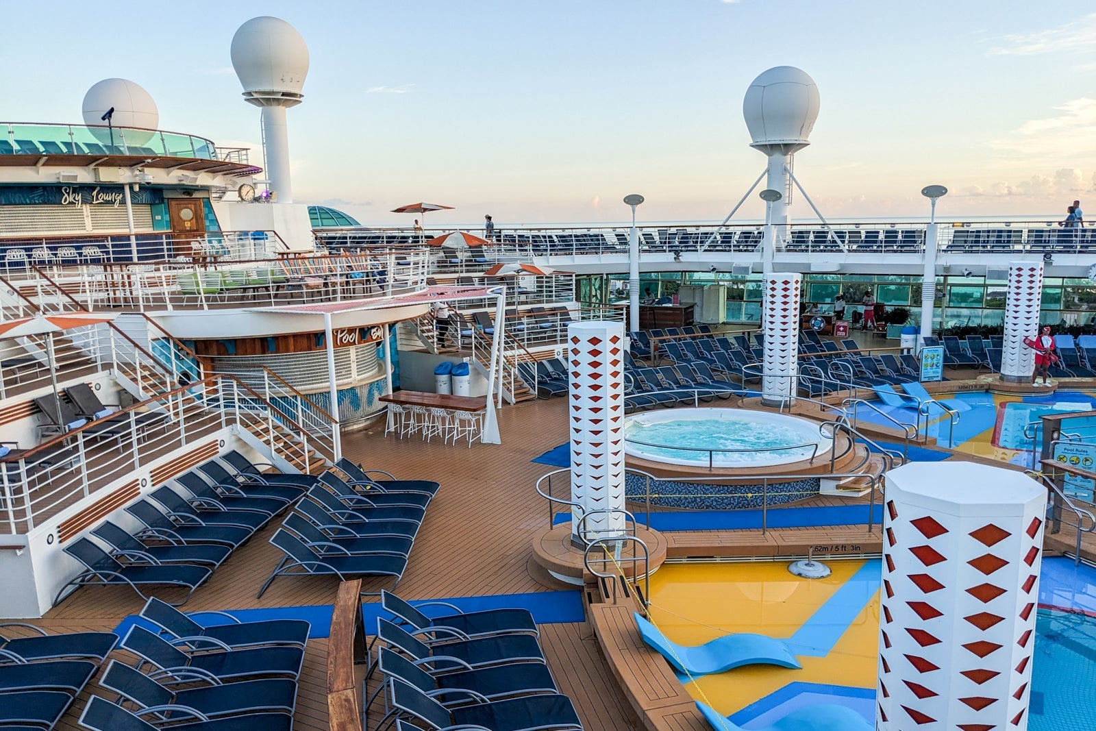 Independence of the Seas pool deck.