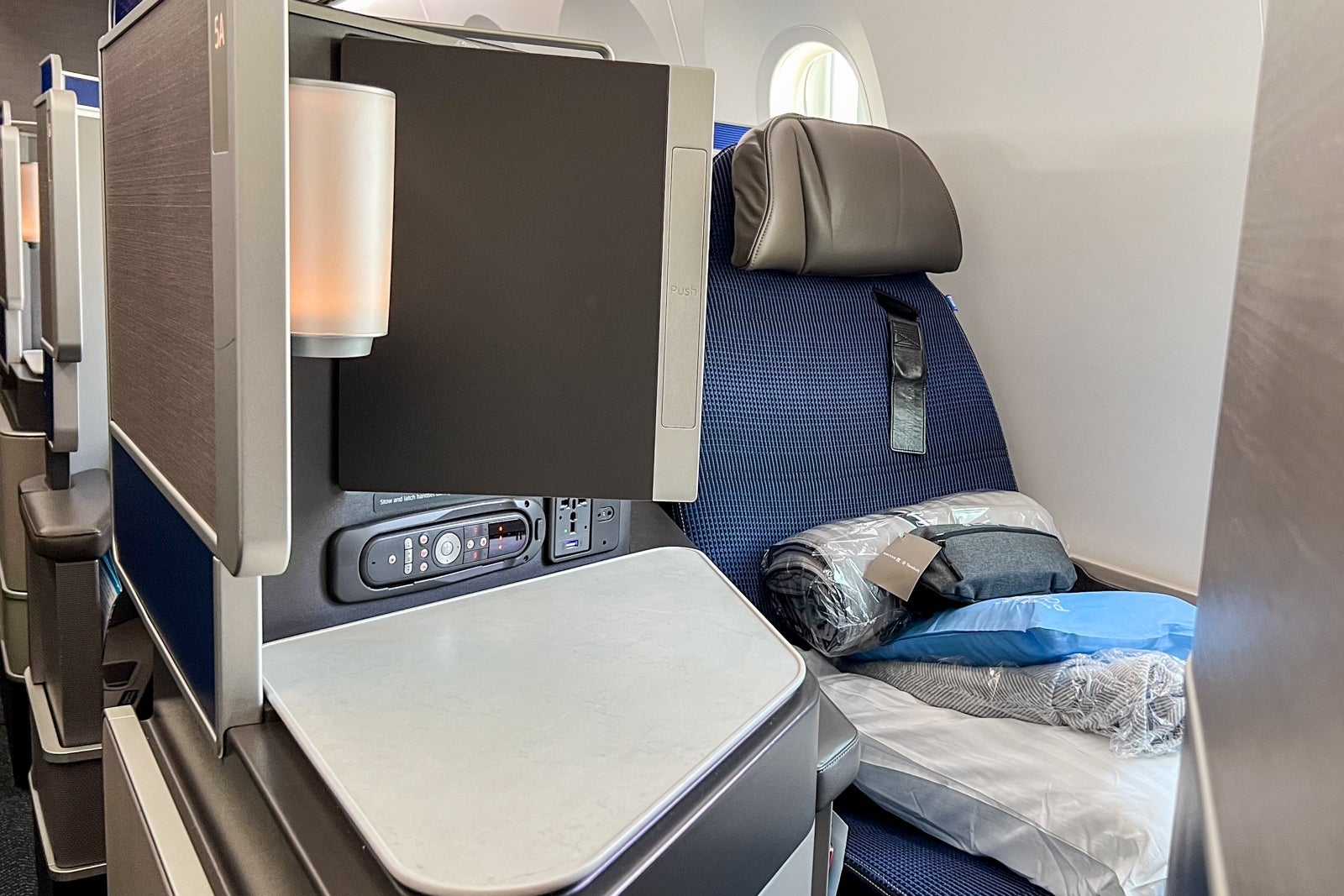 United Polaris business class seat
