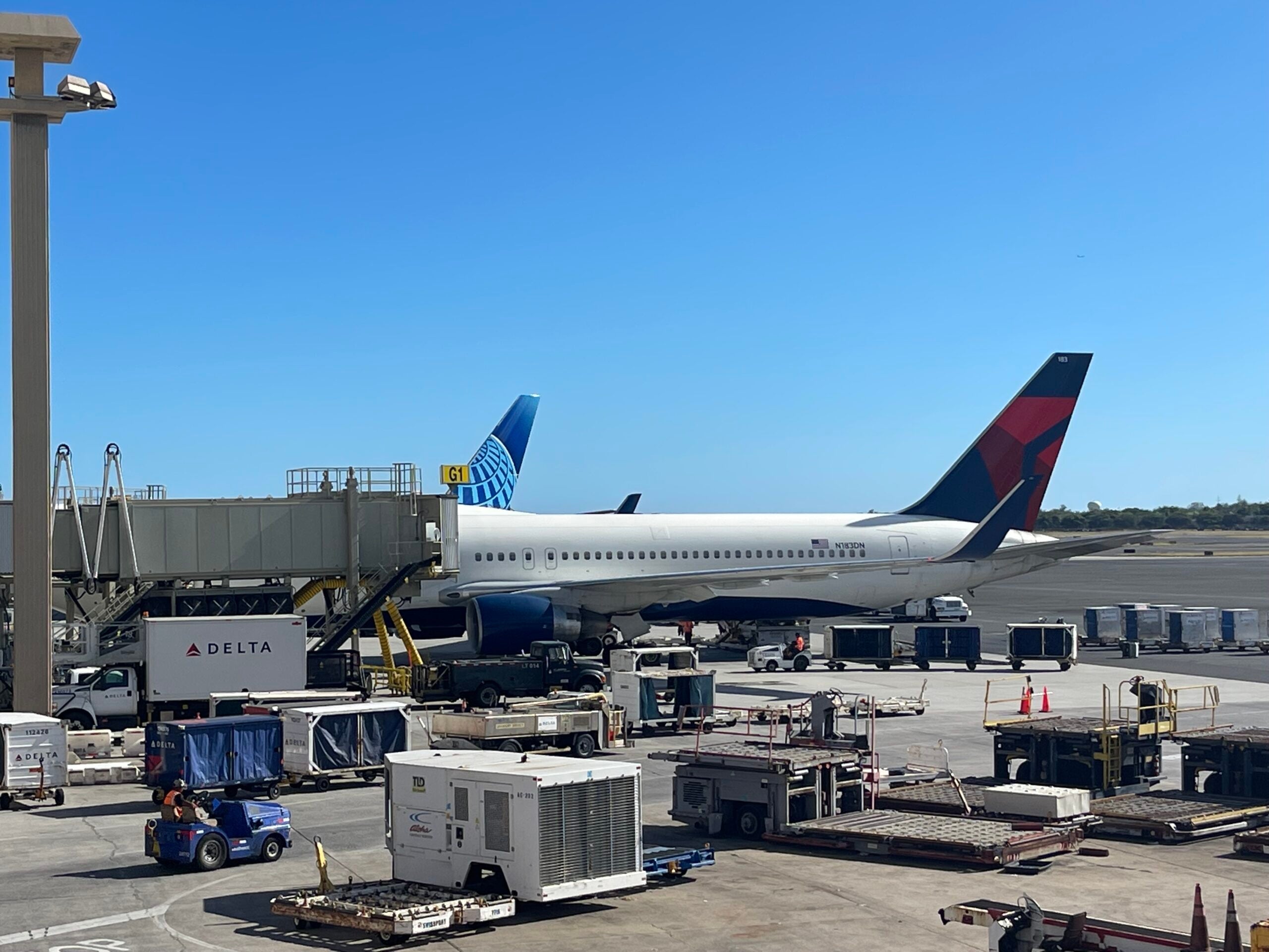 Delta and United planes at HNL