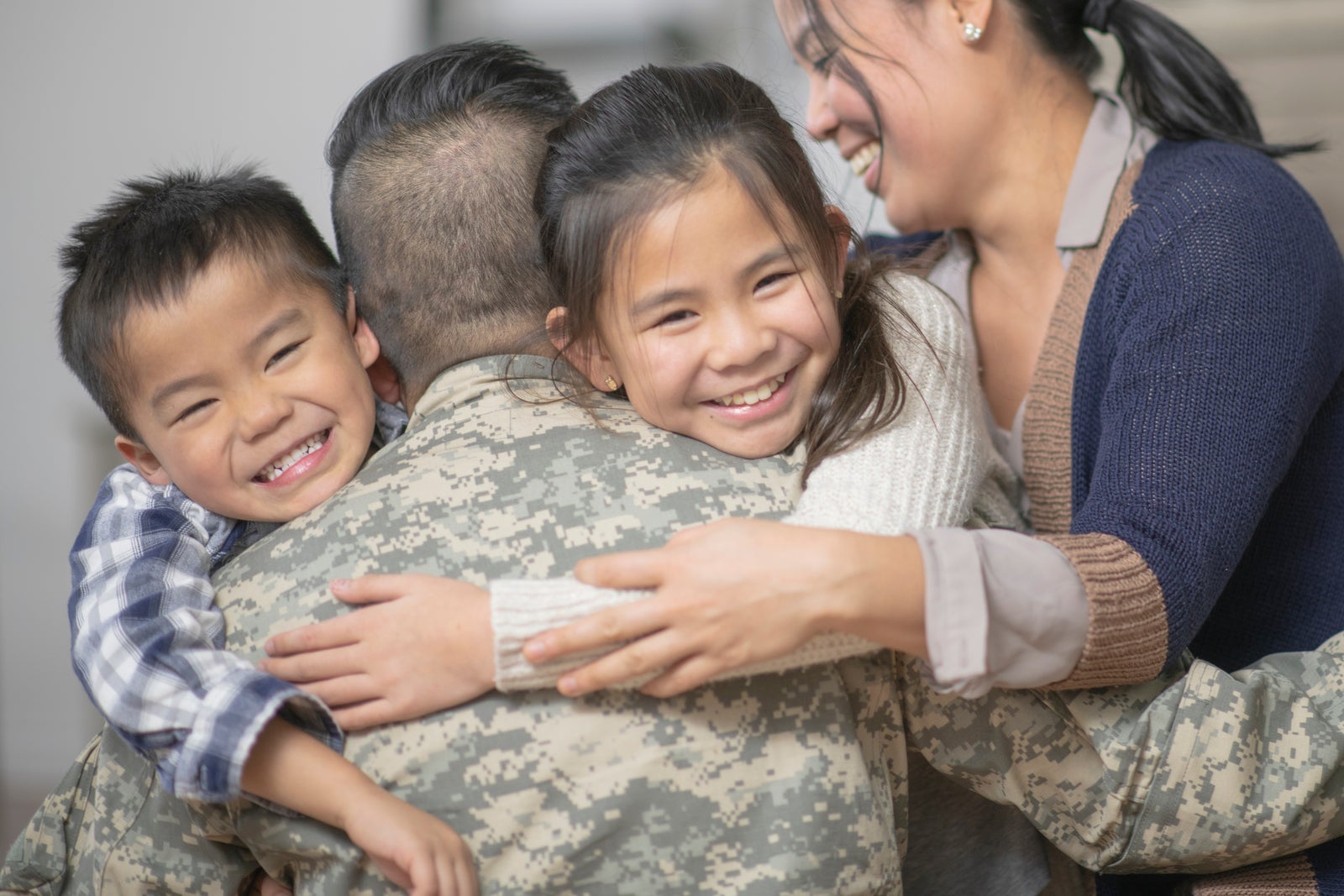 Family welcomes home soldier