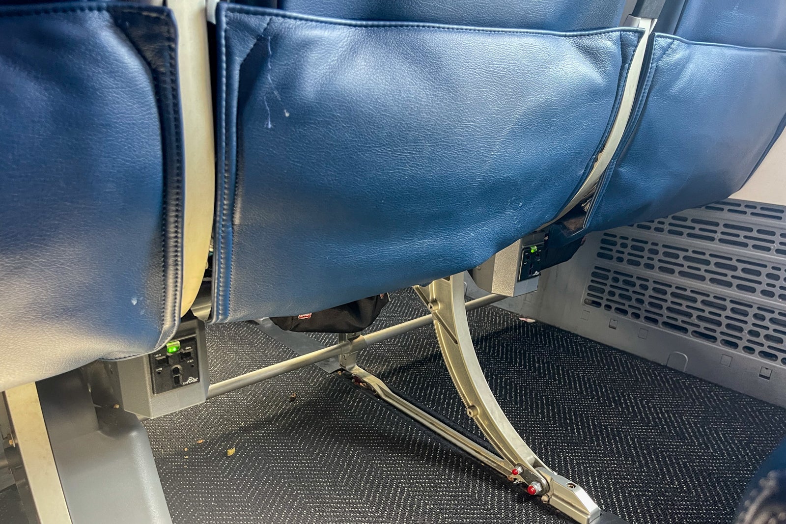 United Boeing 737 MAX 9 power outlets