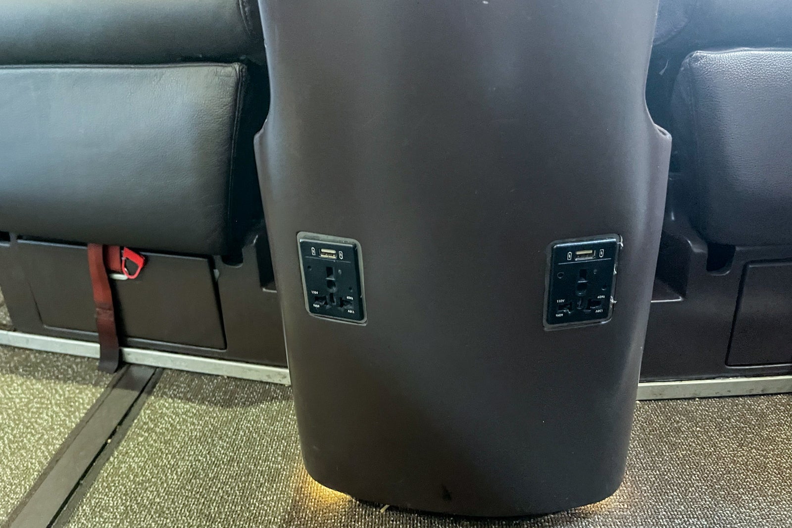 AC power outlets on Hawaiian Airlines first class