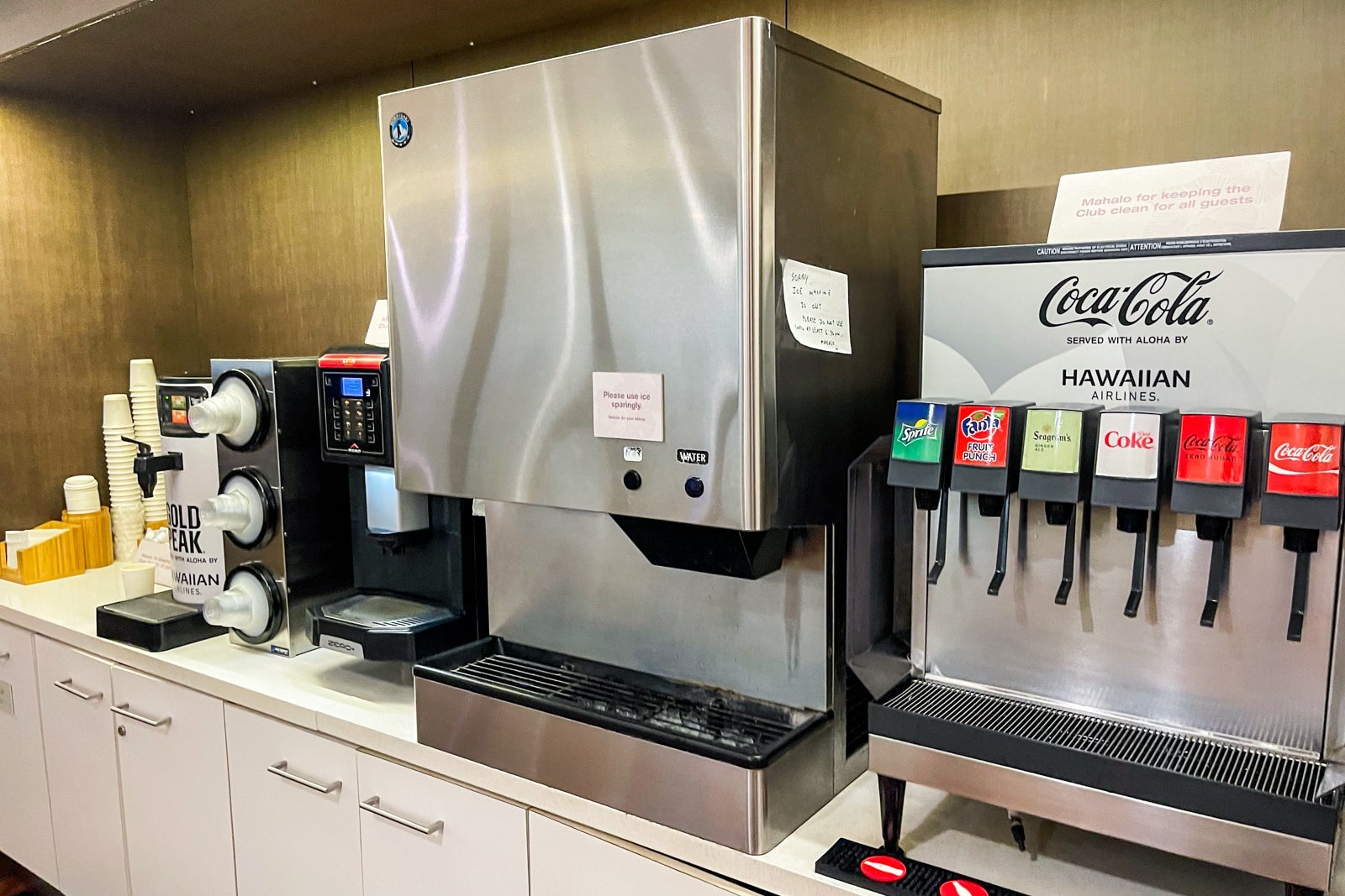 Soft drinks and broken ice machine at Hawaiian Airlines Premier Club