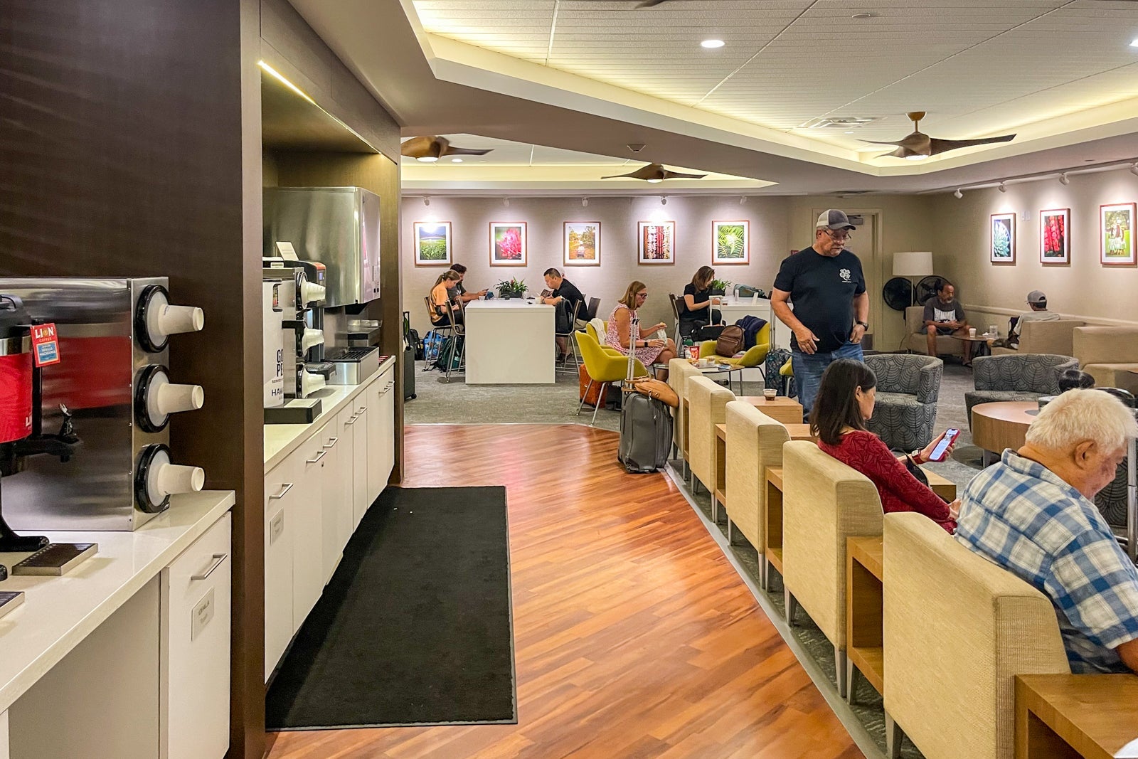 Hawaiian Premier Club bar/seating