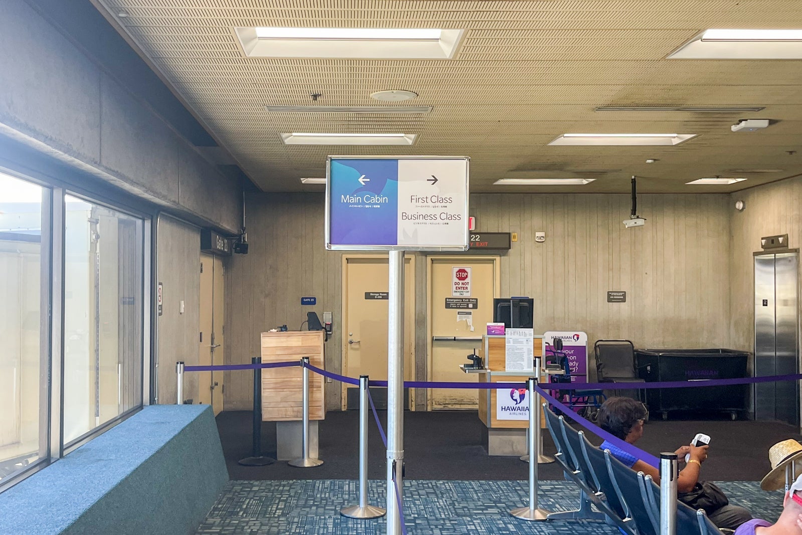 Hawaiian Airlines boarding lanes in OGG