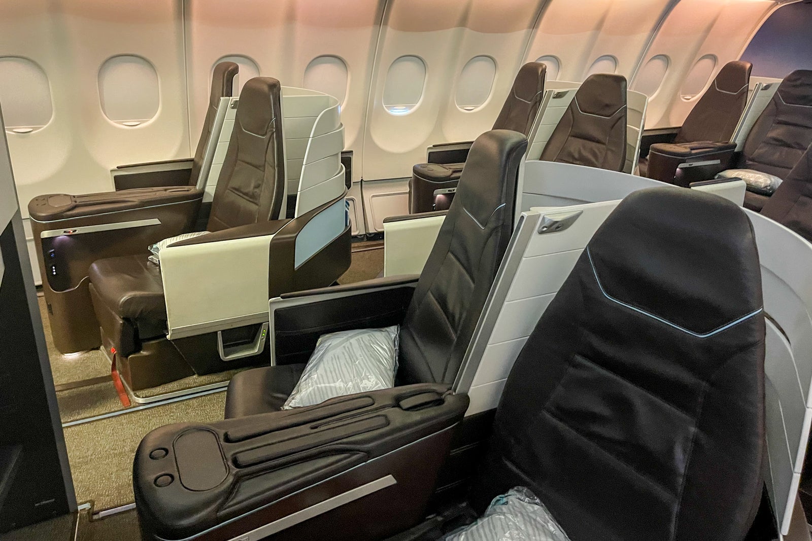 Row 1 and 2 of Hawaiian Airlines A330 first class
