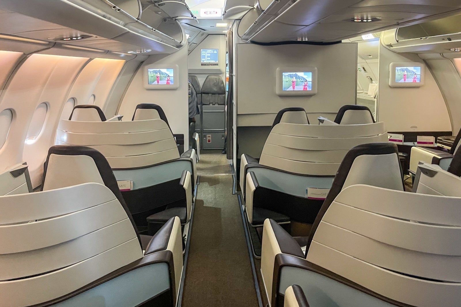 Looking forward in the Hawaiian Airlines first-class cabin