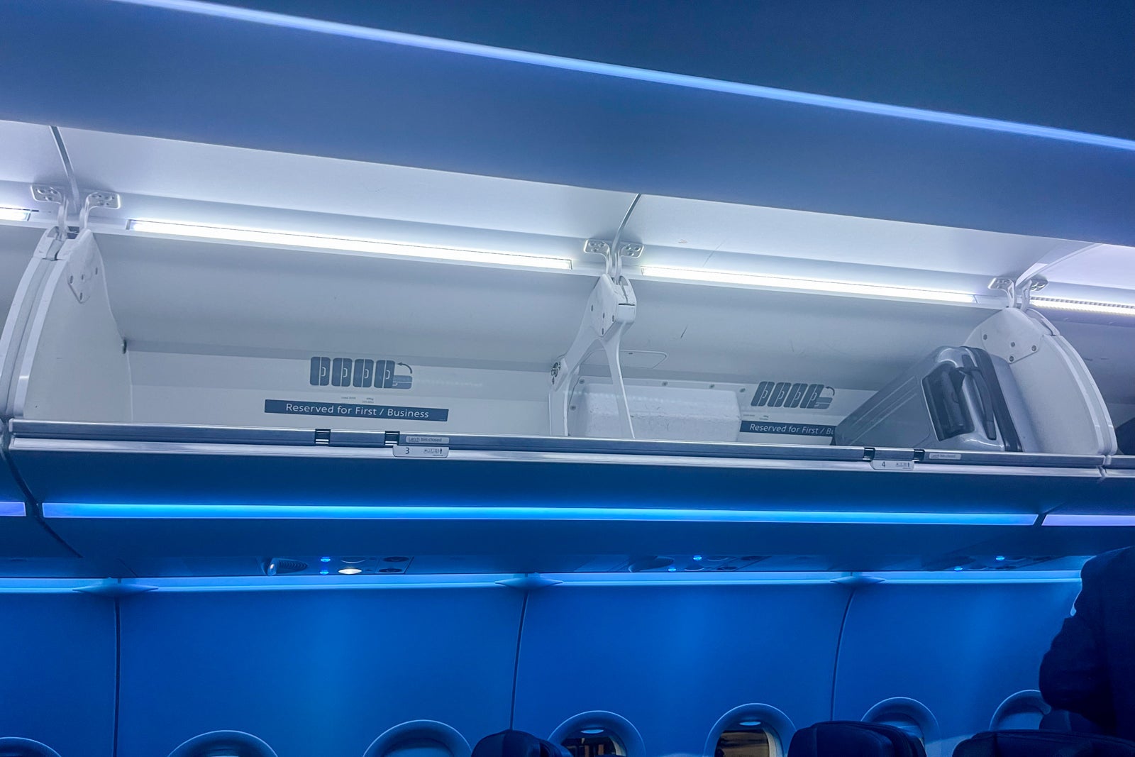 American Airlines A321neo overhead bins