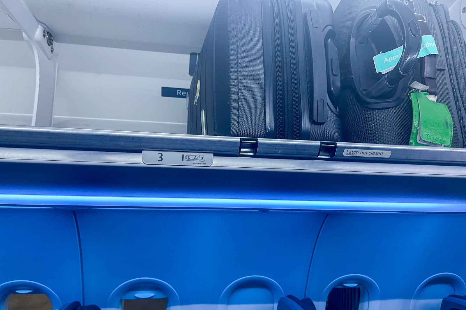 American Airlines A321neo overhead bins