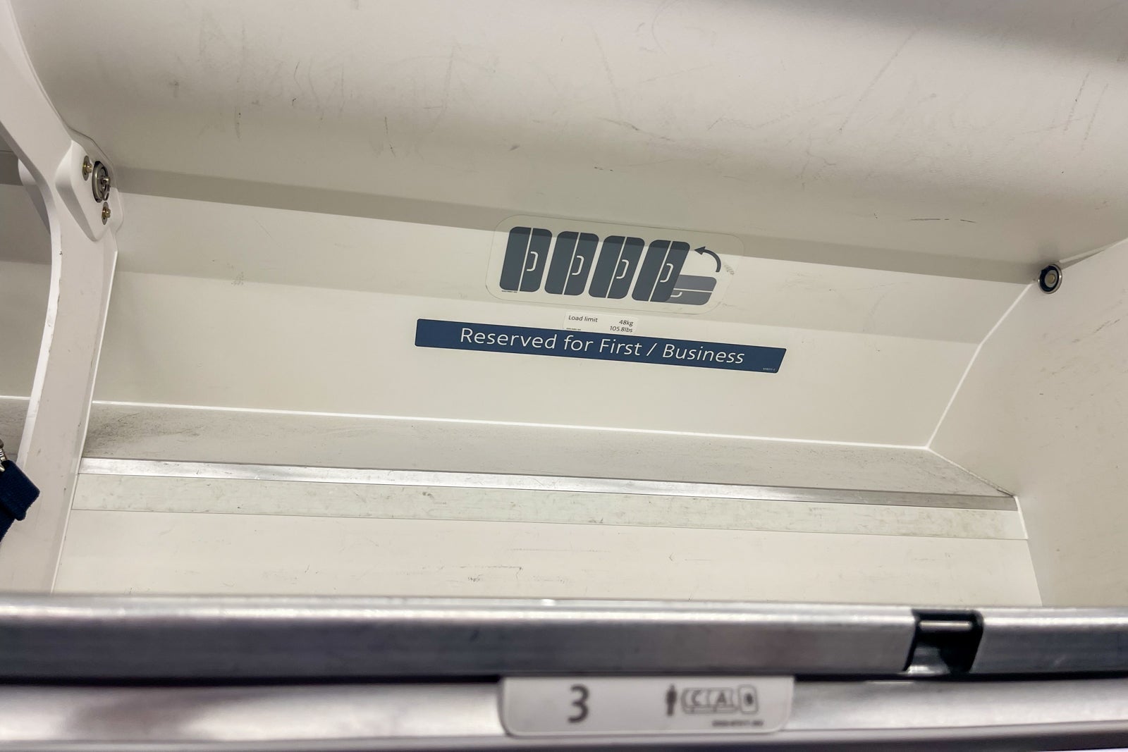 American Airlines A321neo overhead bins