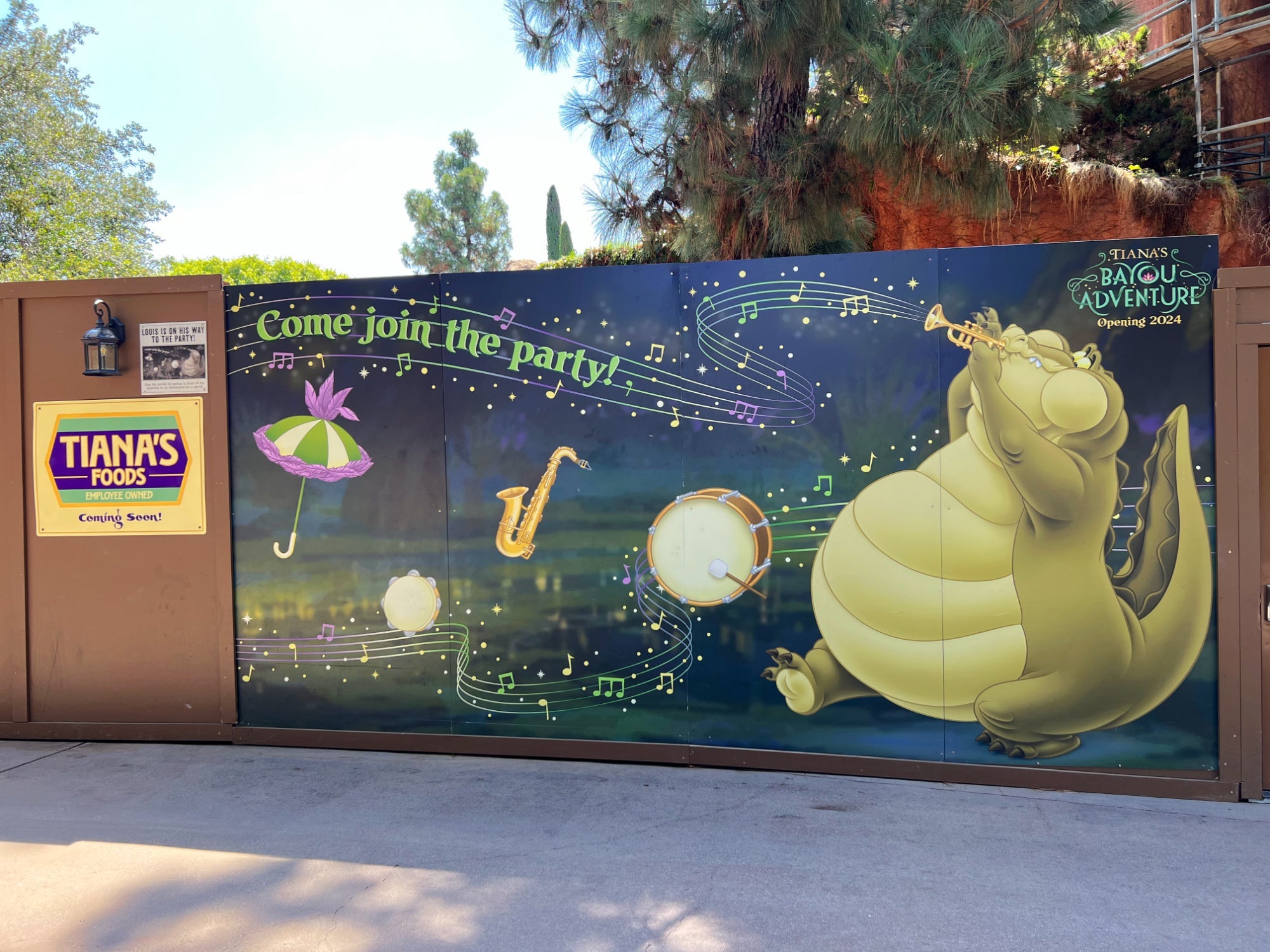 Tianas Bayou Adventure Construction Walls Disneyland