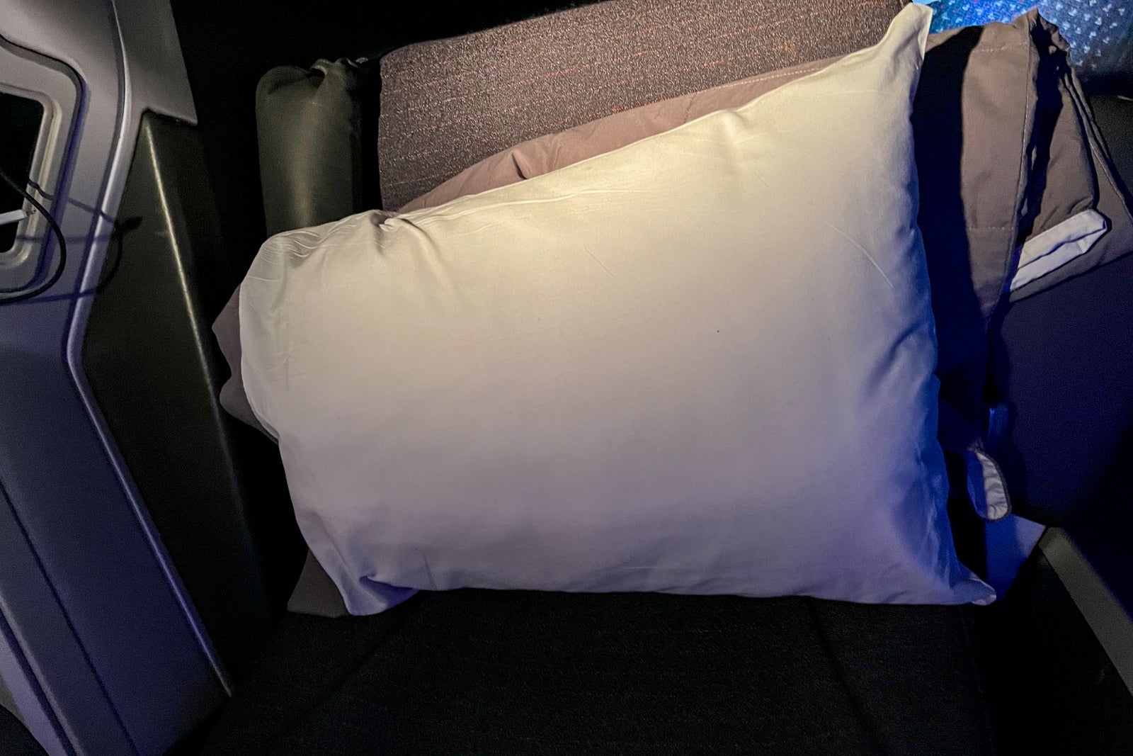 Business-class cabin pillow