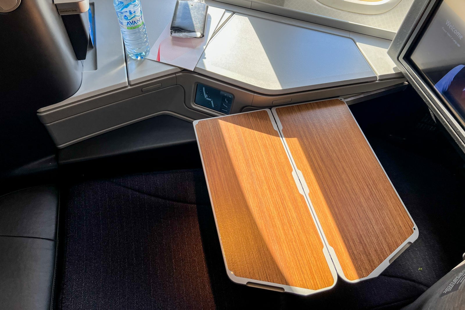Business-class cabin tray table