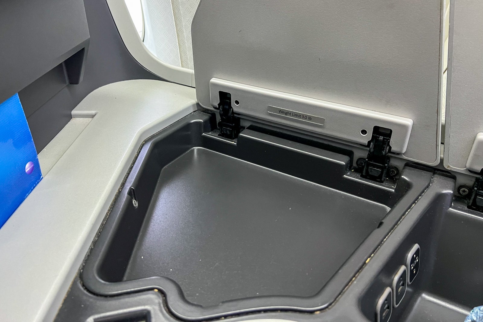 Business-class cabin cubby